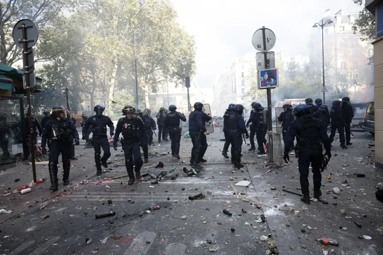 Francia desplegará 70.000 policías ante nuevas protestas y amenazas de saqueos