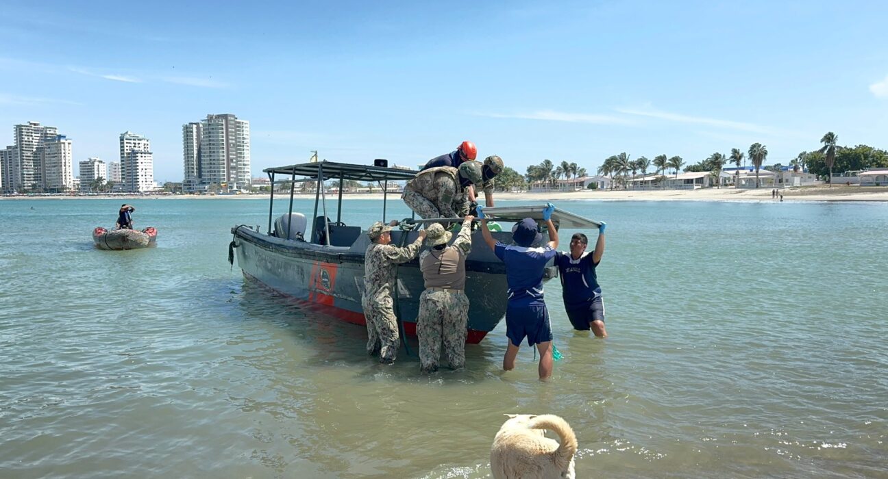 Armada recupera cuerpo de pescador tras naufragio en Santa Elena