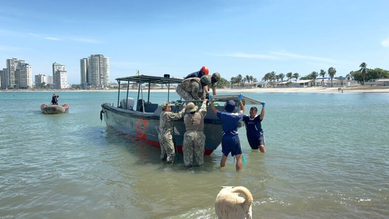 Armada recupera cuerpo de pescador tras naufragio en Santa Elena