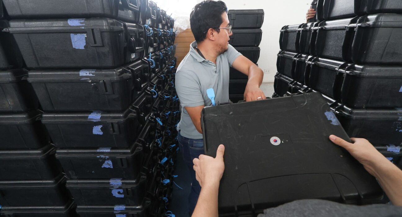 Elecciones Seccionales: CNE distribuye kits electorales en cuatro provincias de la Costa