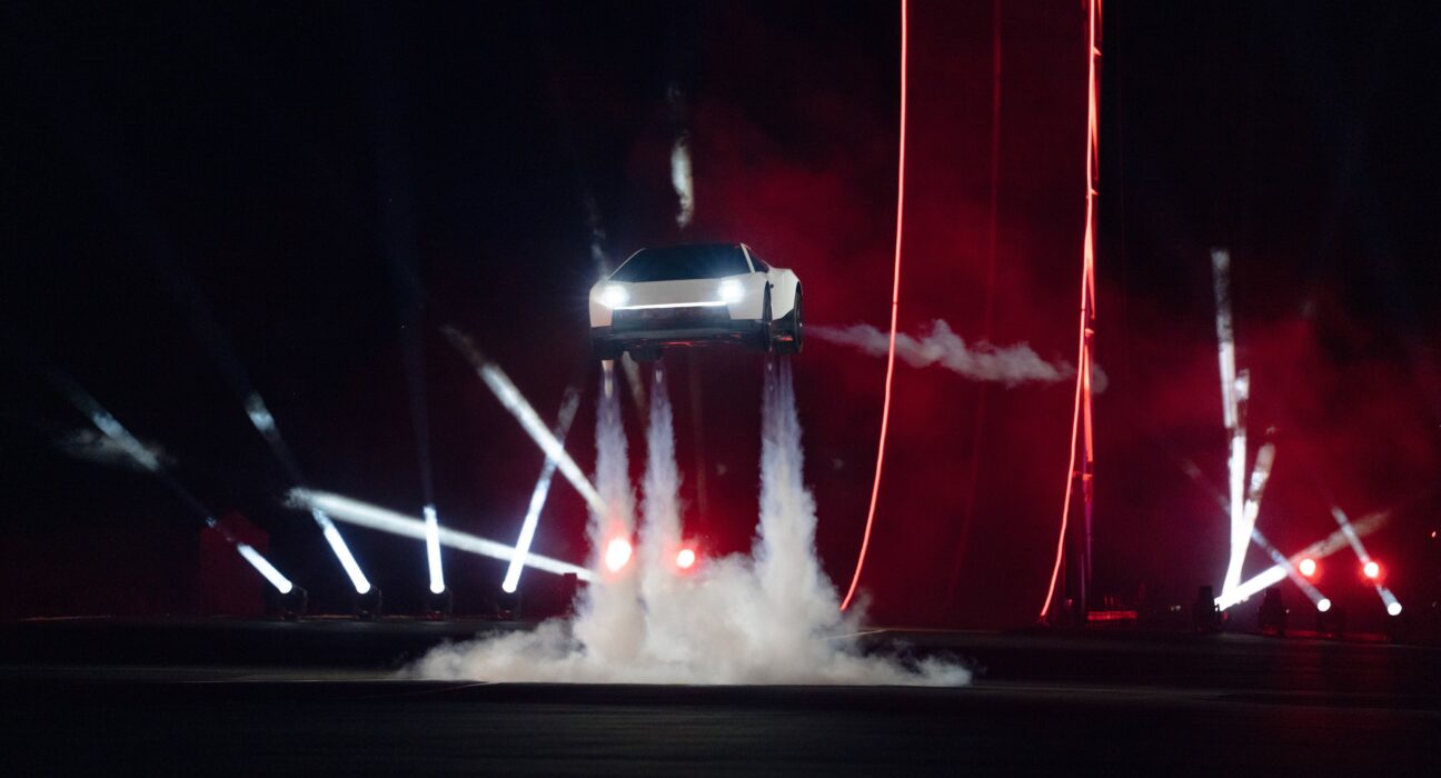 Tesla presenta un Roadster que puede volar y acelerar de 0 a 100 km/h en menos de un segundo