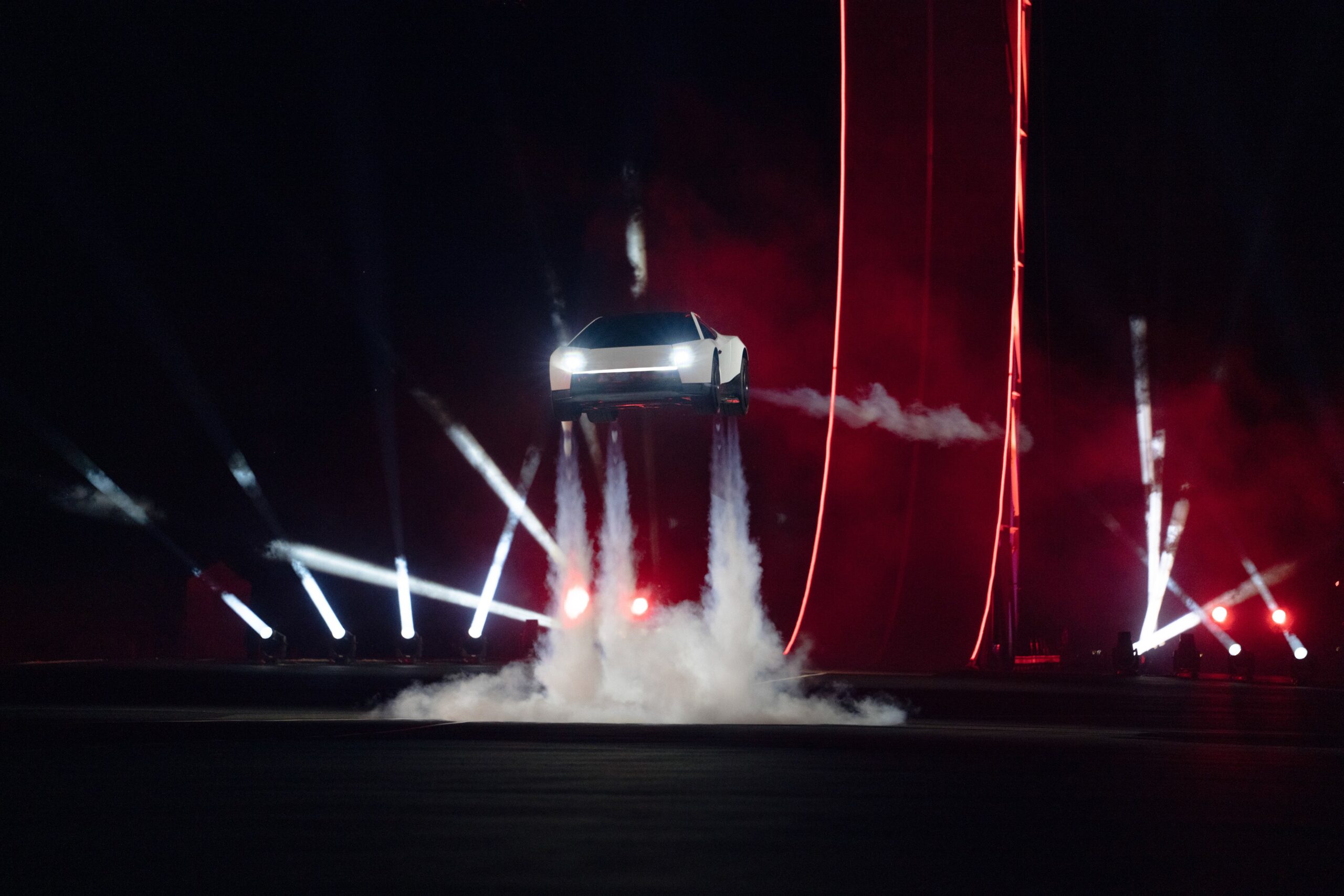Tesla presenta un Roadster que puede volar y acelerar de 0 a 100 km/h en menos de un segundo