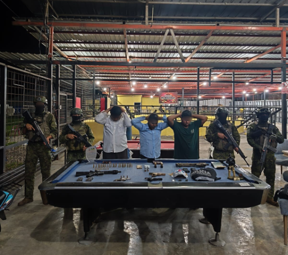 Decomisan armas en hacienda en Milagro vinculada a policía en servicio activo