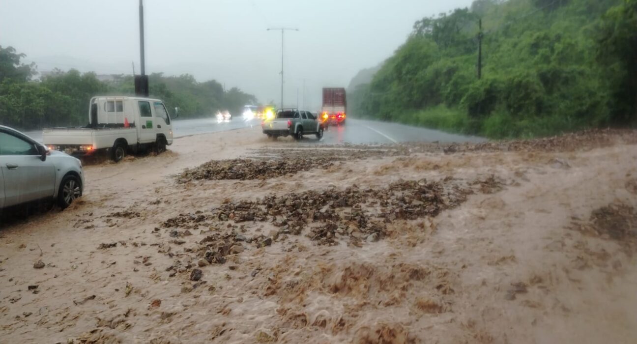 Fuertes lluvias bloquean la vía a la Costa y provocan inundaciones en Guayaquil