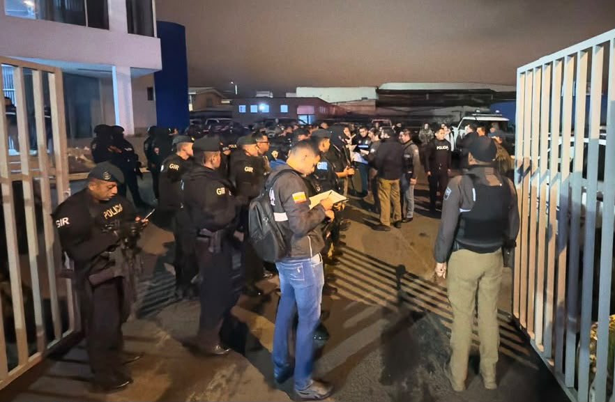 Fiscalía allana domicilios y oficinas de exfuncionarios del Municipio de Cuenca por presunto peculado