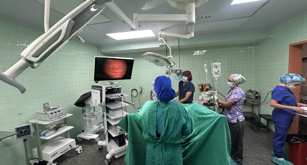 Hospital de Azogues recibe equipos médicos por USD 539.000