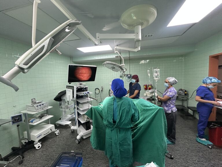 Hospital de Azogues recibe equipos médicos por USD 539.000