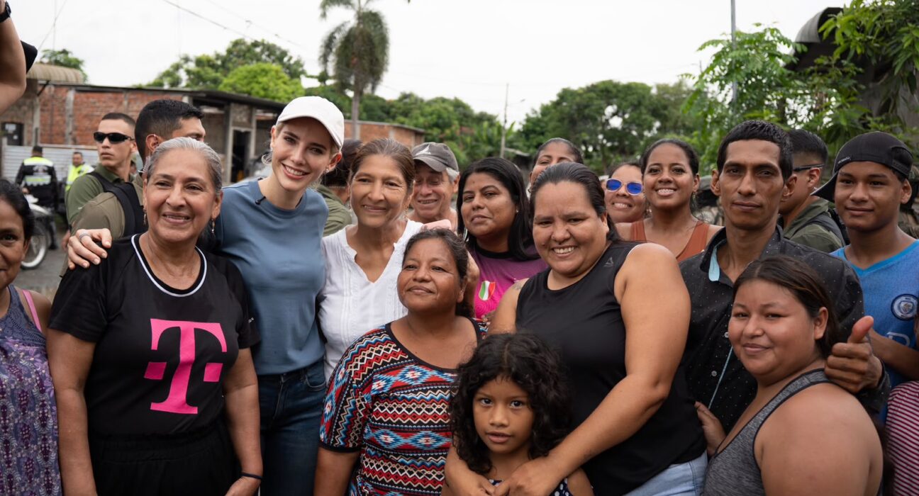 Lavinia Valbonesi y Fundación ANA entregan ayudas a familias afectadas por lluvias en Milagro