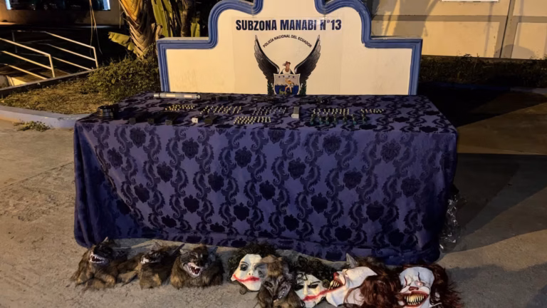 Detienen a extorsionadores en Manabí que usaban máscaras de Halloween para amenazar a víctimas