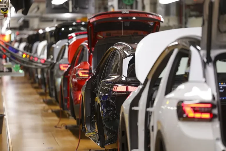 Francia y Alemania buscan proteger industria automotriz europea frente a competencia asiática
