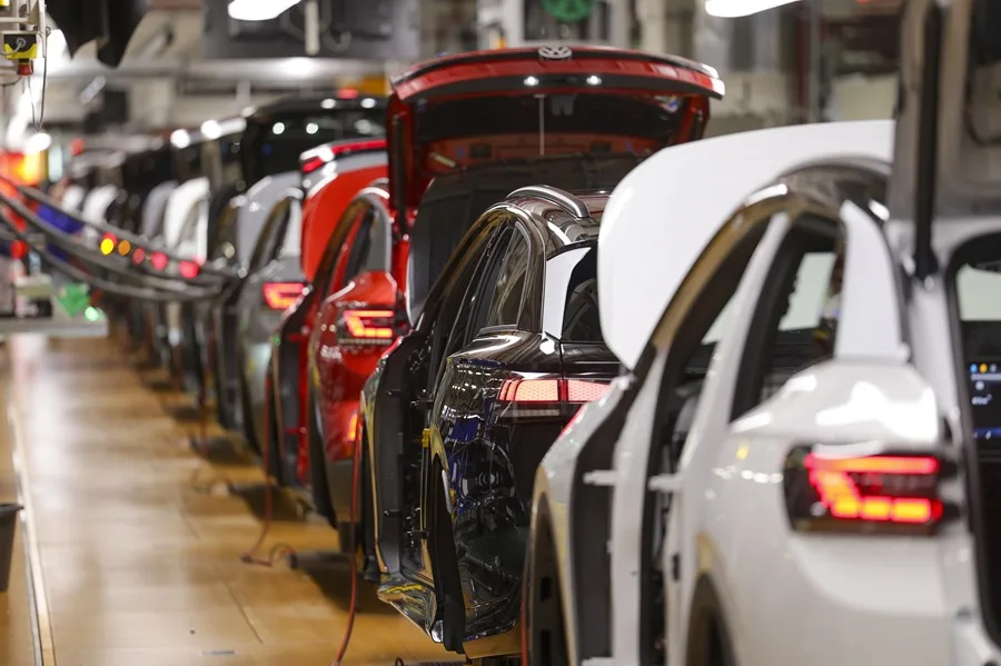 Francia y Alemania buscan proteger industria automotriz europea frente a competencia asiática