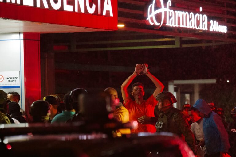 Aquiles Álvarez evoluciona favorablemente tras operación, según su defensa