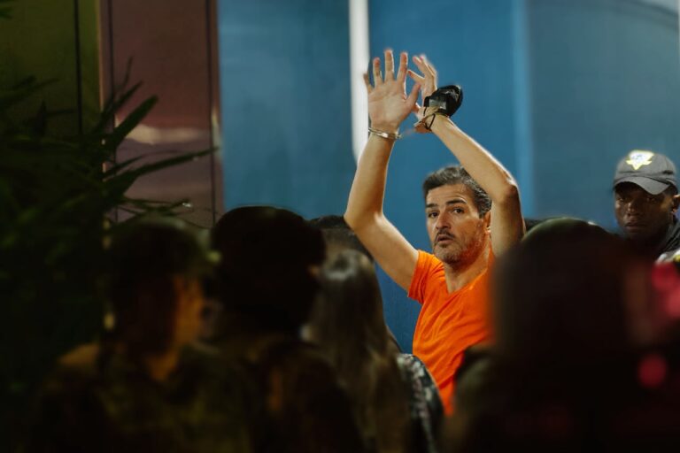 Aquiles Álvarez llega a clínica de Guayaquil para recibir atención médica