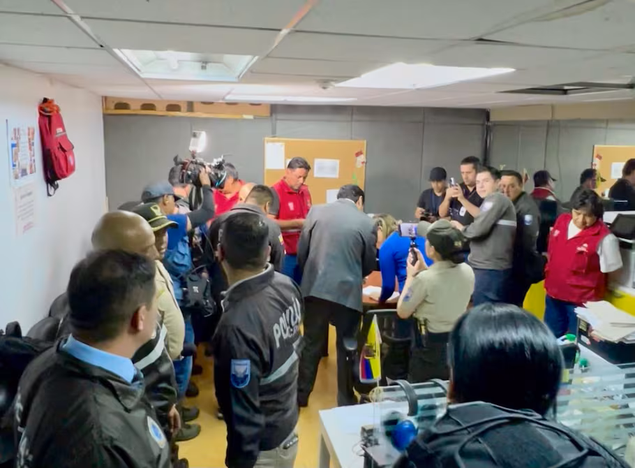 Allanan Ministerio de Educación por presunta red de venta de puestos