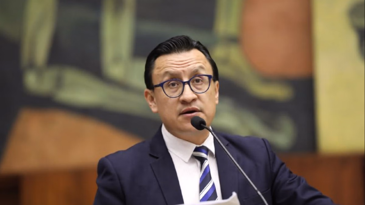 Pleno de la Asamblea Nacional censura y destituye a David Rosero como consejero del CPCCS