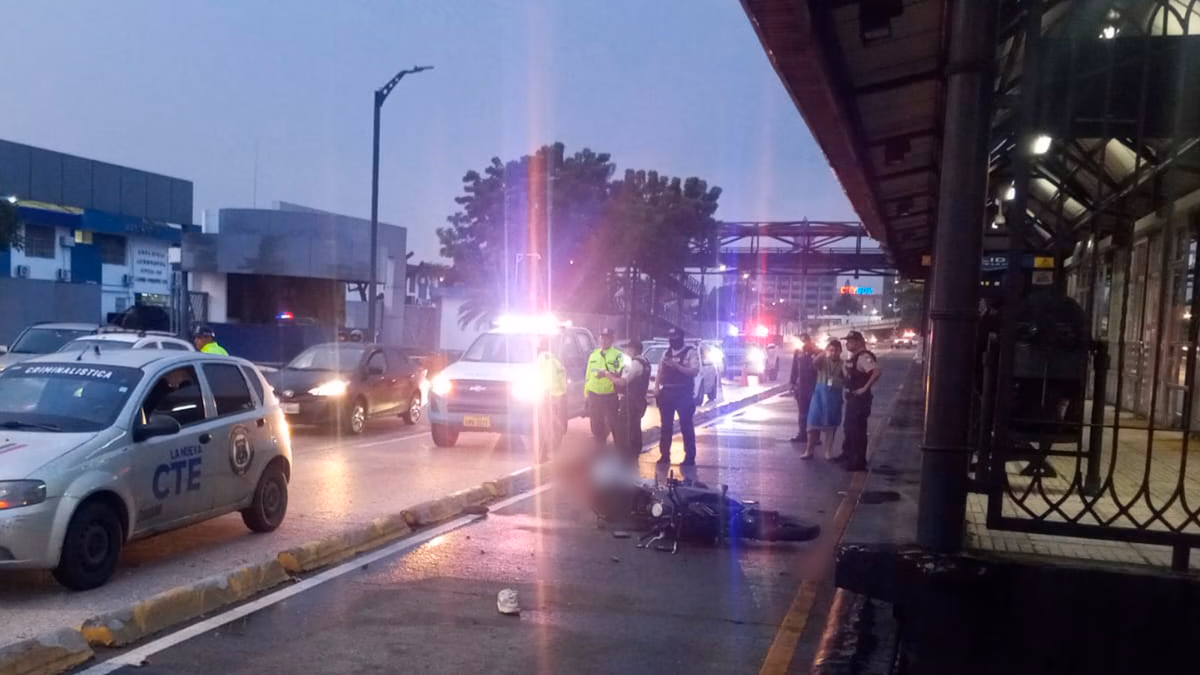 Policía muere al chocar su motocicleta contra un camión en Guayaquil