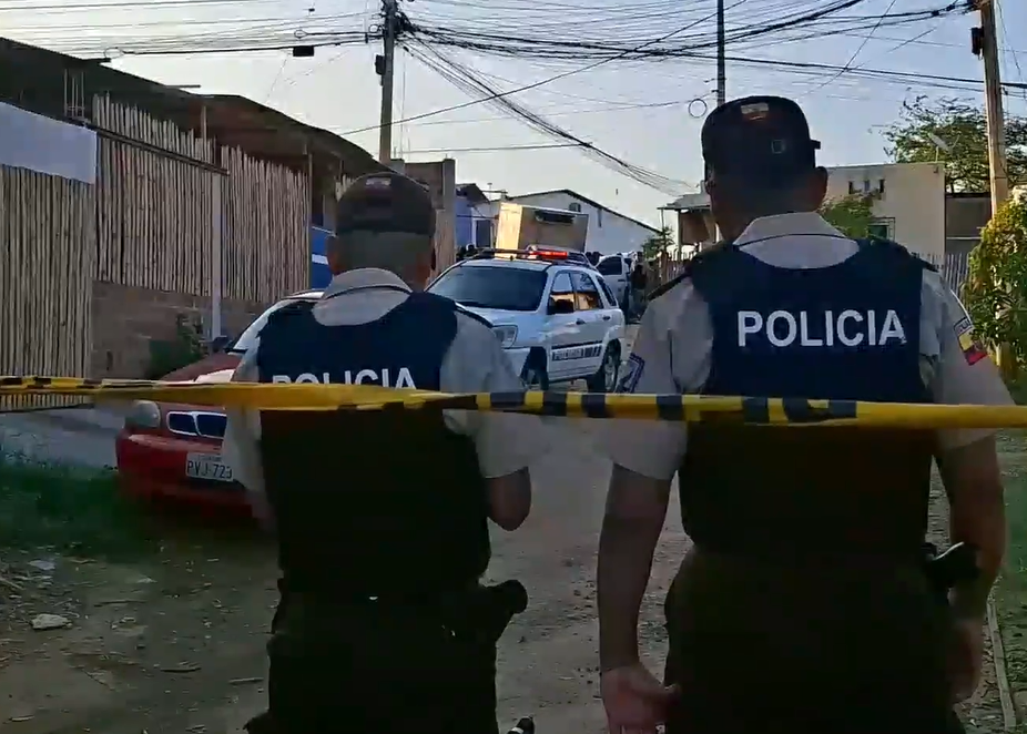 Conductor es asesinado frente a su esposa y bebé en Montecristi