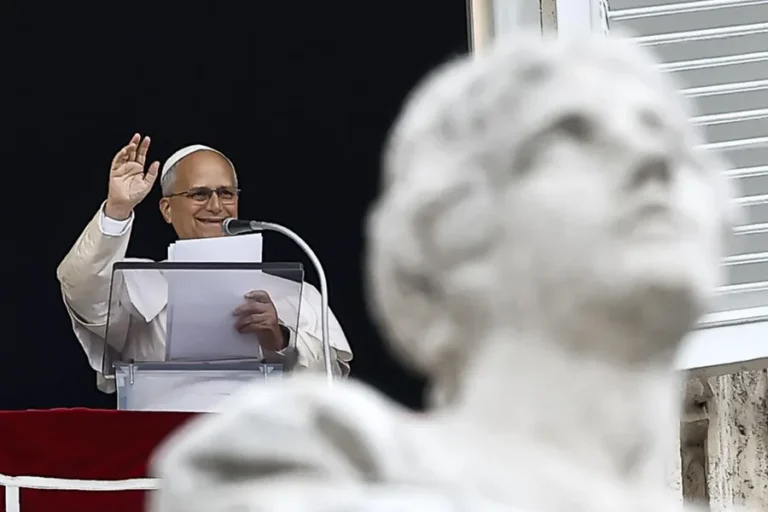 Papa León XIV recibe alta médica y retoma rezo del Ángelus ante miles de fieles