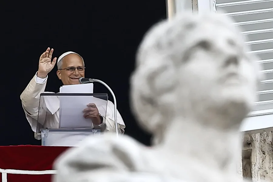 Papa León XIV recibe alta médica y retoma rezo del Ángelus ante miles de fieles