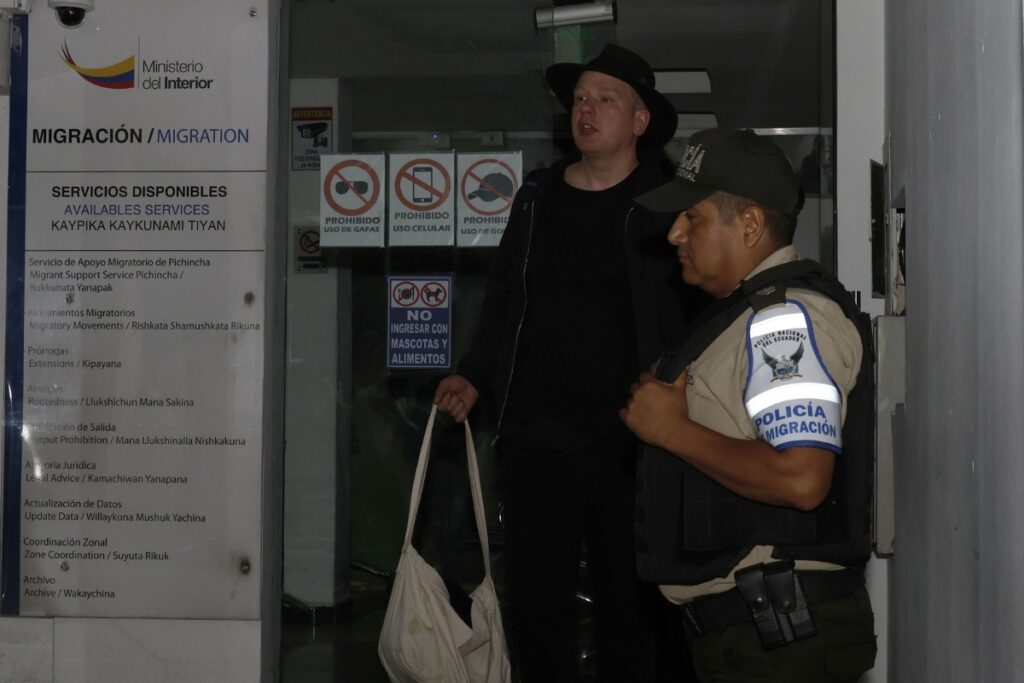 Ola Bini será deportado de Ecuador y no podrá regresar por 10 años, según su abogado