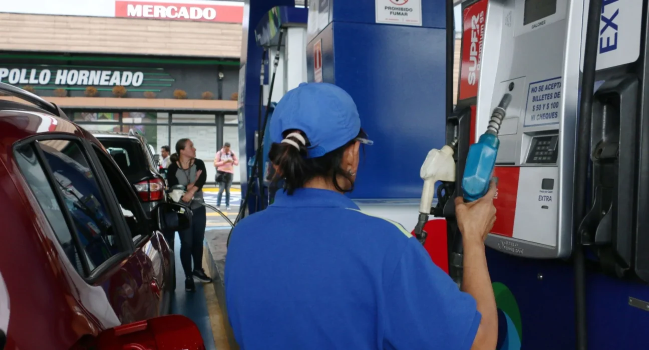 Gasolinas Extra y Ecopaís bajan a USD 3,17 desde este lunes