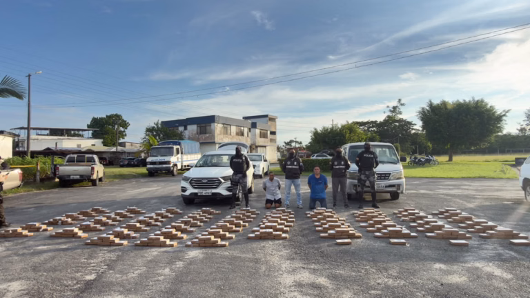 Policía decomisa 382 kilos de cocaína en Esmeraldas